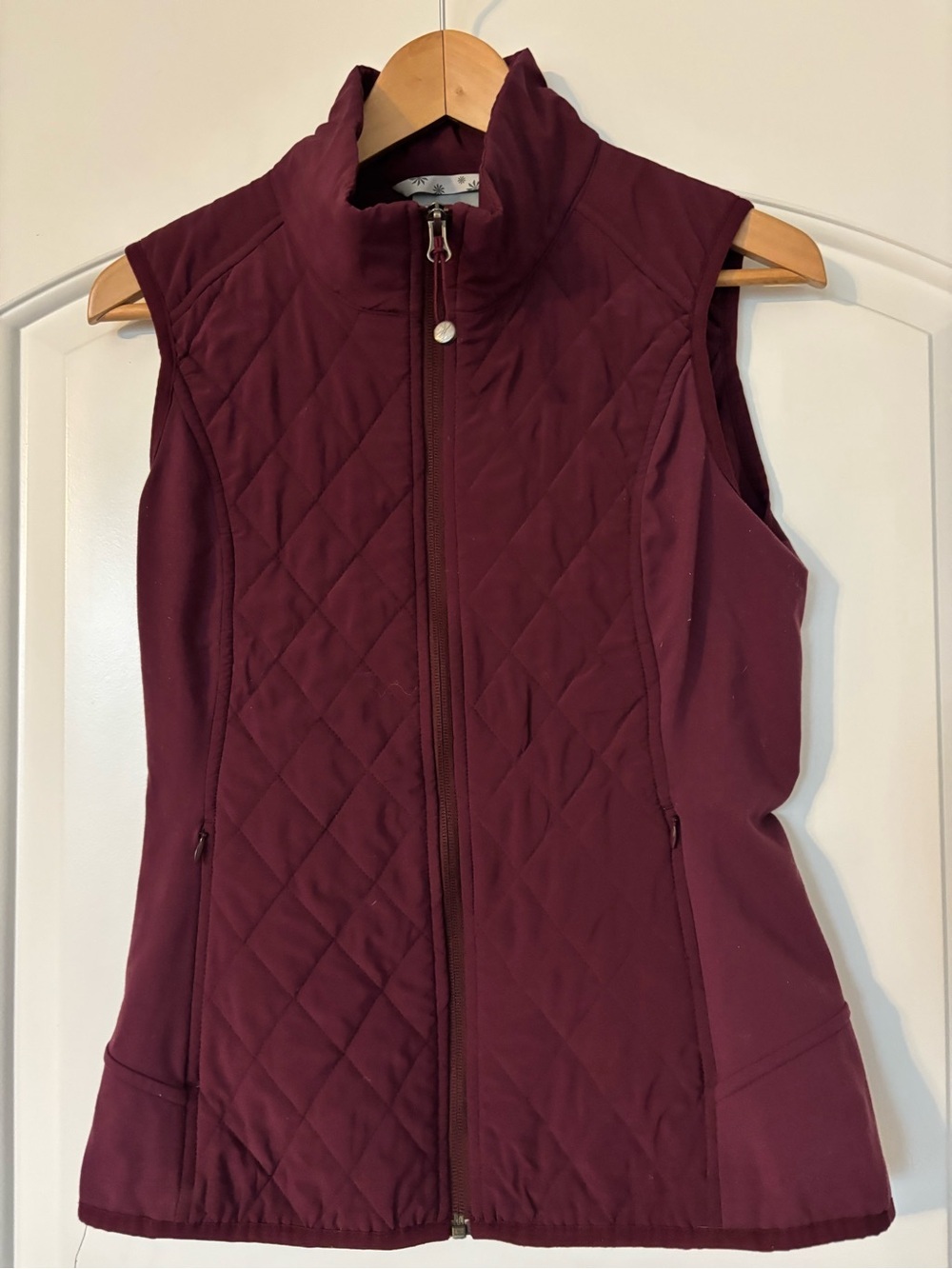 Athleta Diamond Quilted Full Zip Vest Burgundy Maroon Stretch Knit Sides SMALL